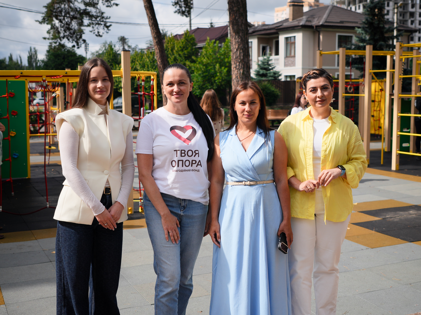 БФ ТВОЯ ОПОРА за підтримки партнерів офіційно відкрив у Бучі сучасний інклюзивний дитячий майданчик